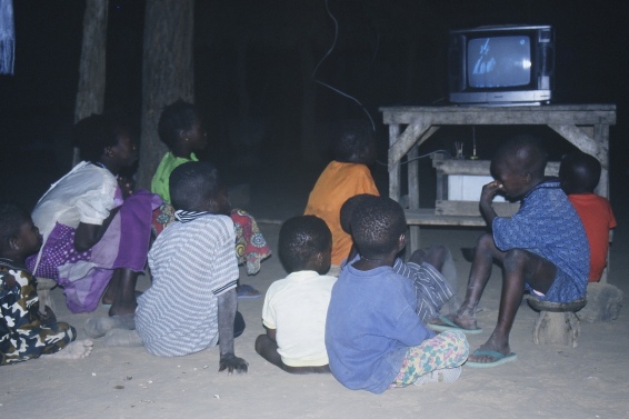 File:Enfants et télé au Mali.jpg